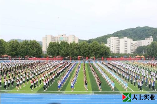 200名學(xué)生齊聚操場(chǎng)跳舞場(chǎng)面