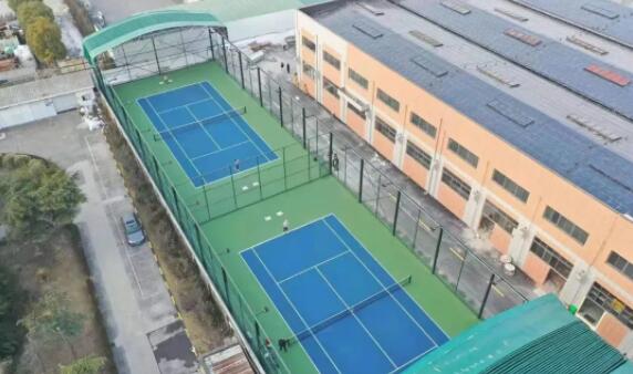 廠房改造網(wǎng)球場，還自帶移動頂棚，雨天也能暢打網(wǎng)球啦