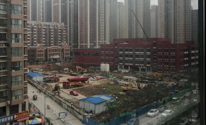 10天時間，一座學(xué)校塑膠跑道，建設(shè)完成