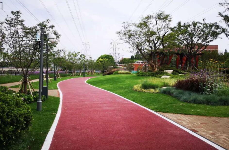彩色透水混凝土健身步道，人車共用