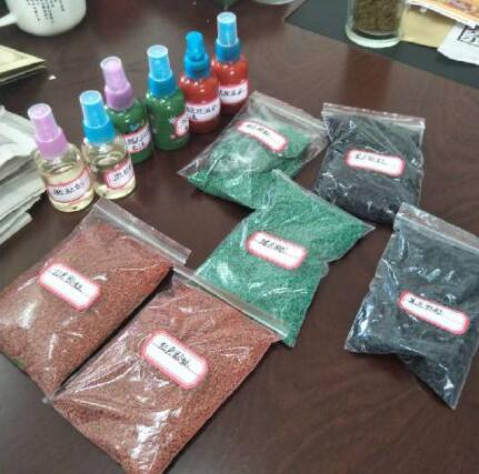 塑膠跑道原材料進(jìn)行現(xiàn)場取樣，取樣檢測材料分別是：黑色顆粒，紅色顆粒，綠色顆粒，紅色面漆，綠色面漆，膠水。